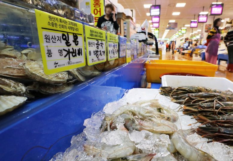 서울 영등포구 노량진수산시장에서 방사능 수치 검역에 통과한 일본산 가리비가 판매되고 있다. (뉴시스)