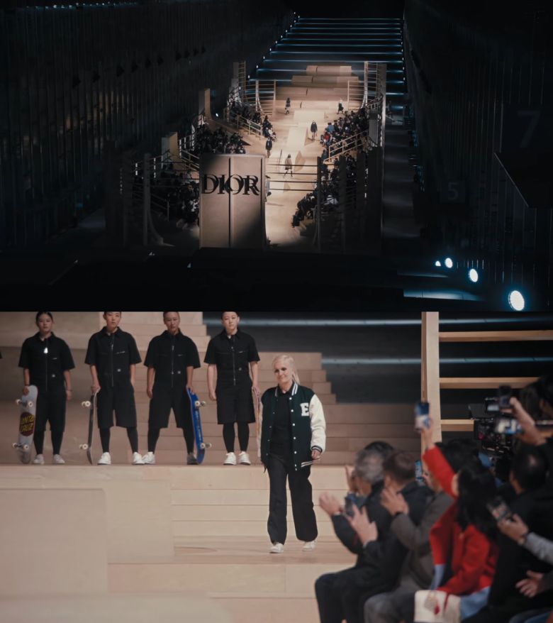 지난해 5월 30일 서울 서대문구에 있는 이화여자대학교에서 열린 디올 ‘2022 가을 여성 컬렉션’ 패션쇼. 마리아 그라치아 치우리 수석 디자이너가 이화여대 ‘과잠’을 입고 등장해 화제가 됐다(출처=크치스챤 디올 유튜브 캡처)