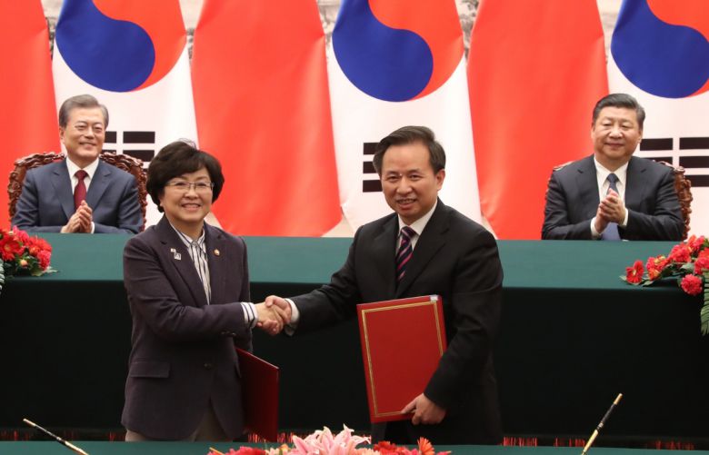 2017년 12월 14일 오후(현지 시각) 중국 베이징 인민대회당에서 진행된 2018-2022 환경협력계획 서명식에서 김은경 환경부 장관과 중국 리간제 환경보호부장이 악수하고 있다. (뉴시스)