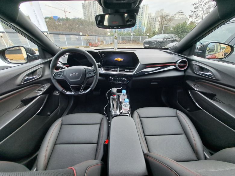 트랙스 크로스오버 1열 디자인. 전면 클러스터와 깔끔한 조작부로 세련된 느낌을 준다.