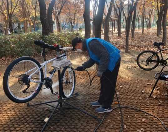 자전거를 세척하고 있는 모습.