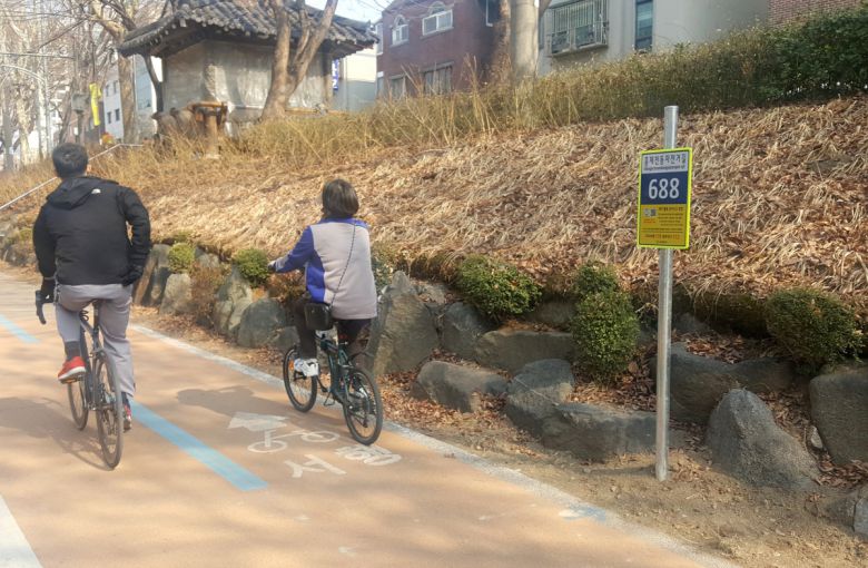 서대문구가 홍제천 자전거길에 설치한 주소정보시설(번호판)