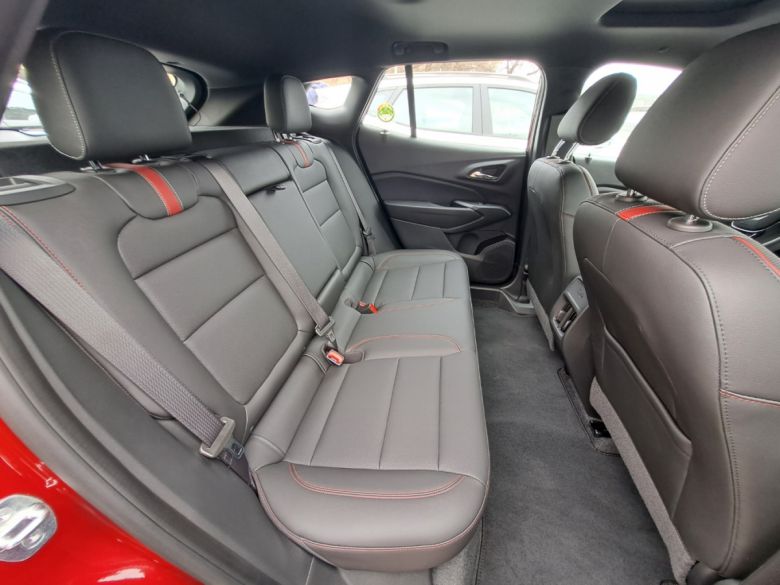 트랙스 크로스오버 2열. 2700mm에 달하는 긴 휠베이스를 통해 뛰어난 공간성을 갖췄다.