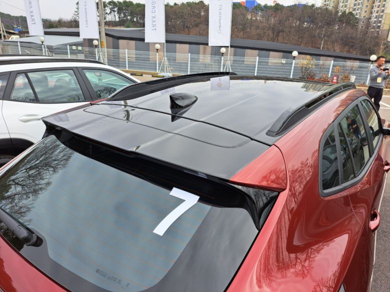 트랙스 크로스오버의 루프. RS 트림에는 투톤 블랙 루프가 적용됐다.