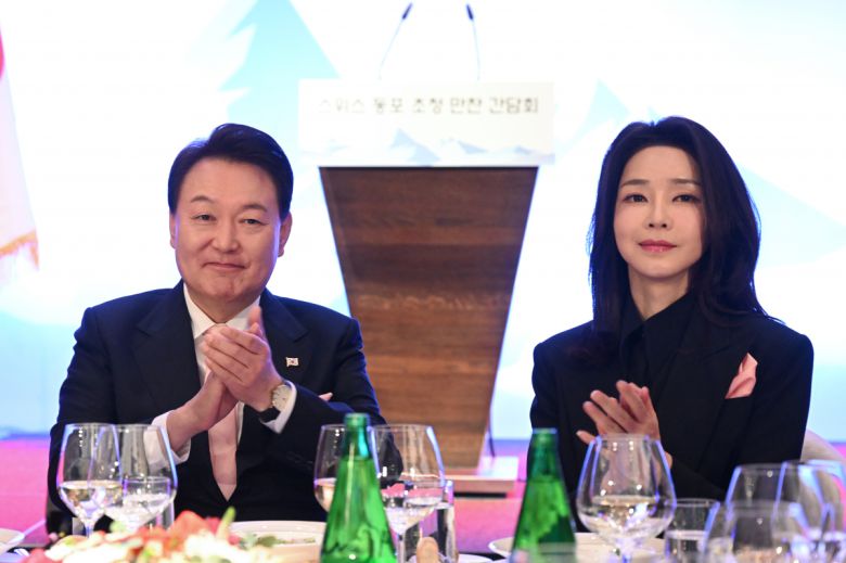 스위스를 방문 중인 윤석열 대통령과 김건희 여사가 지난해 1월 17일(현지시간) 취리히 시내 한 호텔에서 열린 스위스 동포 초청 만찬 간담회에서 박수치고 있다.