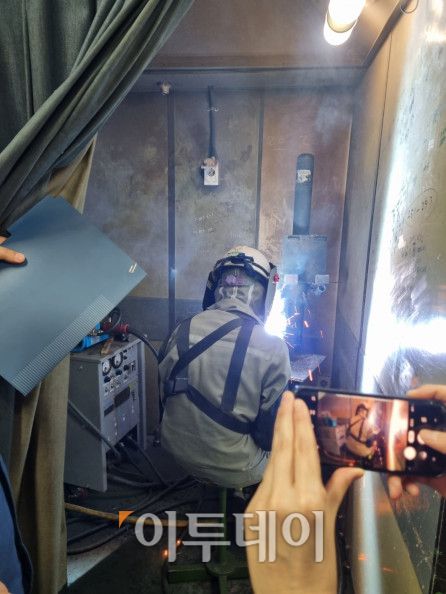 HD현대중공업 용접 연습공들이 실습에 나서고 있다.