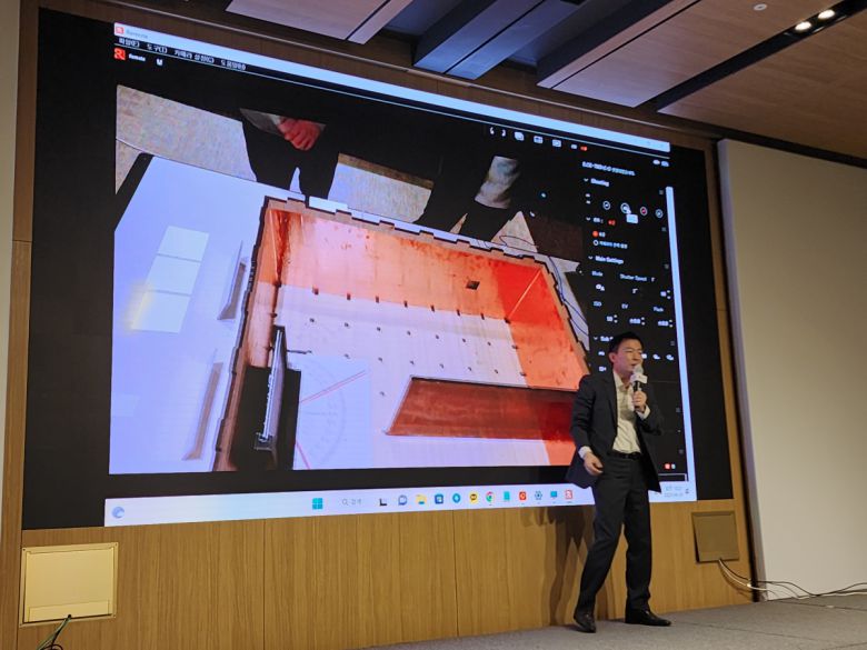 홍원빈 포항공대 교수가 RIS 표면을 활용한 주파수 확장 기술에 대해 설명하고 있다.