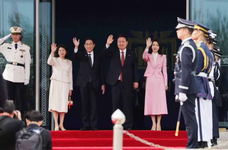 윤석열 대통령과 김건희 여사가 1박2일 일정으로 한국을 찾은 기시다 후미오 일본 총리 부부와 7일 서울 용산 대통령실에서 열린 공식 환영식을 마친 뒤 인사하고 있다.