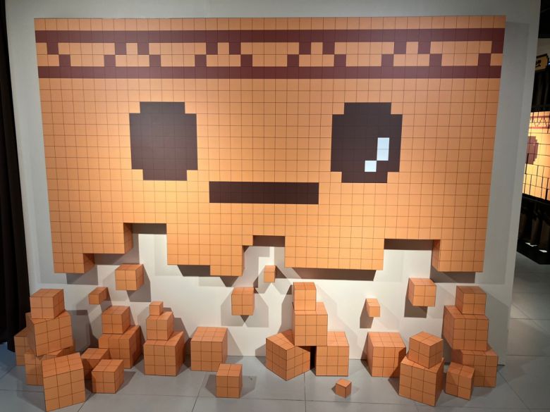 단진24 2층 벽면이 단진 얼굴로 꾸며져 있다.