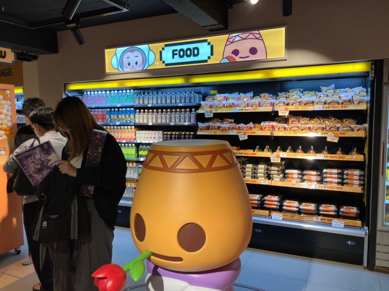 단진 굿즈와 먹거리를 구경한 후 결제하기 위해 방문객들이 줄을 서있다.