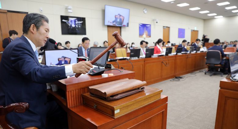 정청래 과학기술정보방송통신위원회 위원장이 24일 오전 서울 여의도 국회에서 열린 과학기술정보방송통신위원회 전체회의에서 의사봉을 두드리고 있다.