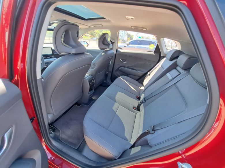 '디 올 뉴 코나 일렉트릭' 2열 공간. 전기차인 만큼 센터터널이 없어 더 넓은 인상을 준다.