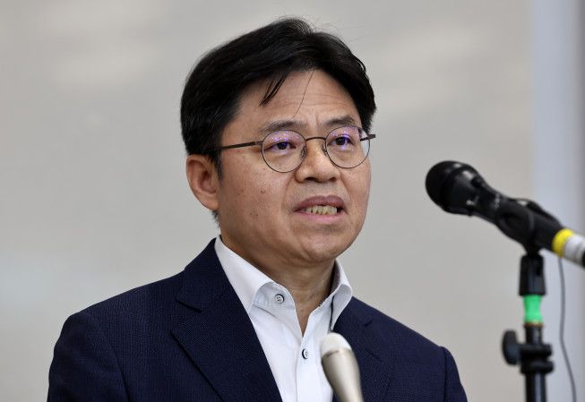 일본 후쿠시마 오염수 시찰단장인 유국희 원자력안전위원장이 26일 오후 인천국제공항을 통해 귀국 후 취재진 질문에 답하고 있다.