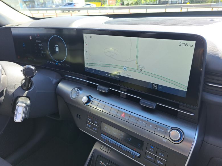 '디 올 뉴 코나 일렉트릭'에 적용된 커브드 디스플레이는 운전자의 편의성을 높인다. 물리버튼을 적용해 전기차 적응에 드는 시간도 줄였다.