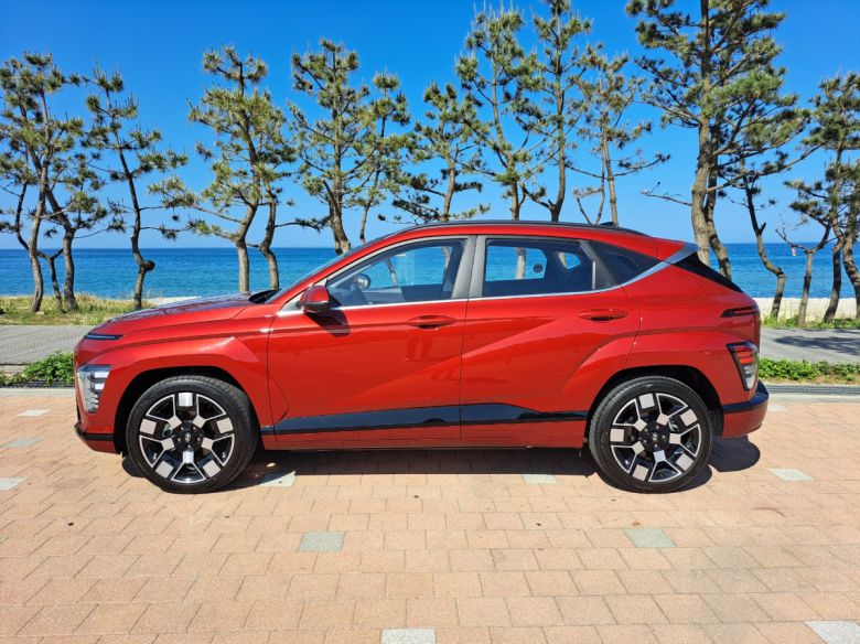 '디 올 뉴 코나 일렉트릭' 측면. 날렵한 쿠페형 SUV보다는 정통파 SUV에 가까운 비율이다.