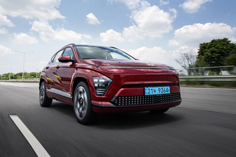 '디 올 뉴 코나 일렉트릭' 주행 사진. 전기차 답게 시원하게 뻗어나가는 주행이 인상적이다.