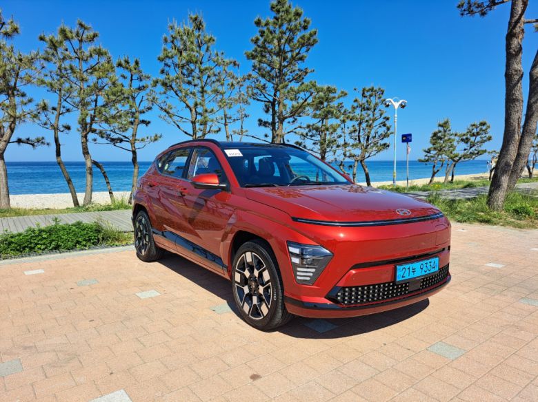 '디 올 뉴 코나 일렉트릭' 정측면. 휠 아치를 차체와 동일한 색으로 맞춰 통일감을 더했다.