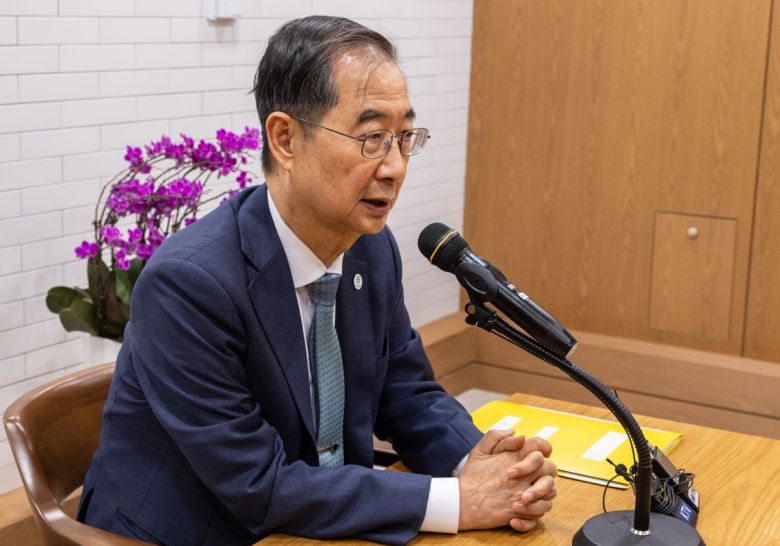 한덕수 국무총리가 31일 오후 서울 종로구 정부서울청사에서 열린 기자 간담회에 참석해 취재진 질문에 답하고 있다.