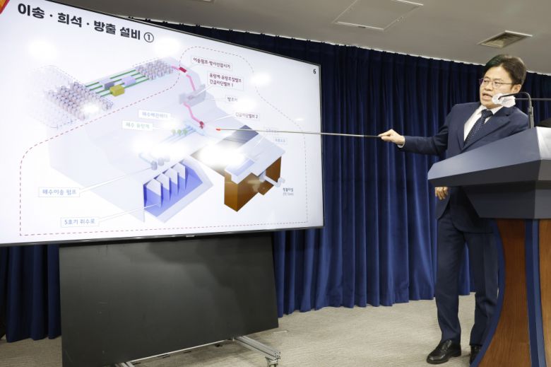 유국희 후쿠시마 원전 오염수 전문가 현장 시찰단장이 31일 오전 서울 종로구 정부서울청사에서 주요활동 관련 브리핑을 하고 있다. 조현호 기자 hyunho@