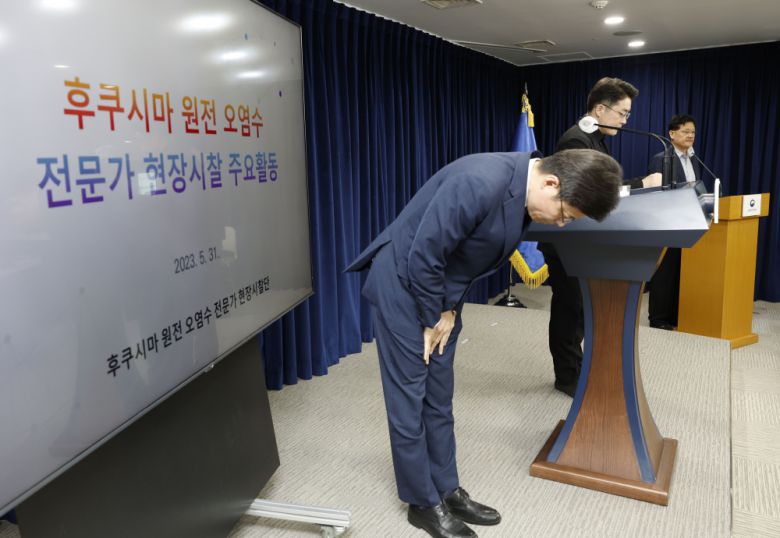 유국희 후쿠시마 원전 오염수 전문가 현장 시찰단장이 31일 오전 서울 종로구 정부서울청사에서 주요활동 관련 브리핑에 앞서 인사를 하고 있다. 조현호 기자 hyunho@
