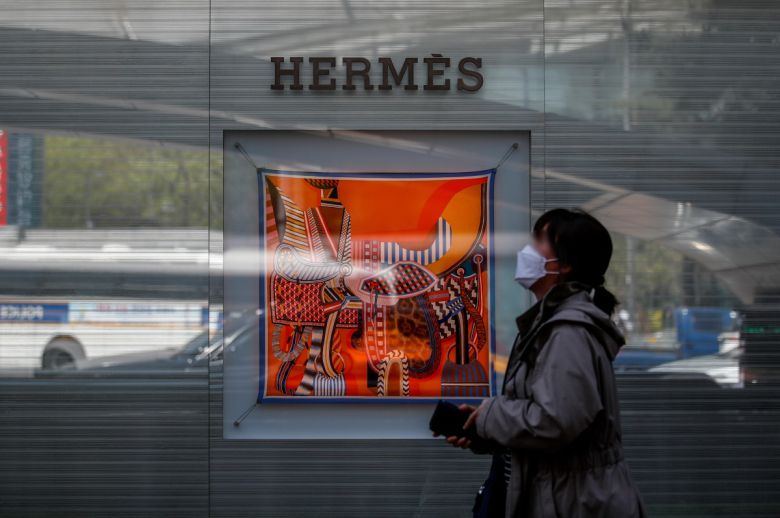 4월 15일 오후 서울시내 백화점 앞에서 시민들이 이동하고 있다. (뉴시스)