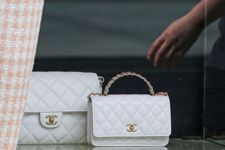 프랑스 명품 브랜드 샤넬이 지난달 23일 제품 가격을 인상했다. 샤넬코리아는 이날 대표 제품인 ‘클래식 플랩백‘을 포함한 가방·지갑·신발 등 인기 품목의 판매 가격을 최대 12% 상향 조정했다. 사진은 서울 시내 백화점에 샤넬 핸드백이 진열되어 있는 모습. (뉴시스)