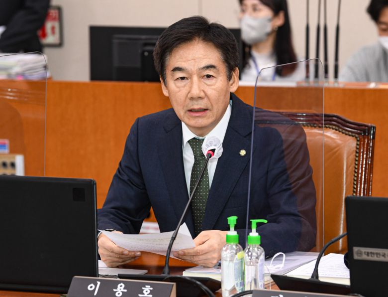 [서울=뉴시스] 최진석 기자 = 문체위 국민의힘 간사인 이용호 의원이 24일 오후 서울 여의도 국회에서 열린 문화체육관광위원회의 문화체육관광부, 문화재청, 그 소속기관, 공공기관 및 유관기관에 대한 국정감사 종합감사에서 의사진행 발언을 하고 있다. 2022.10.24. (공동취재사진) photo@newsis.com