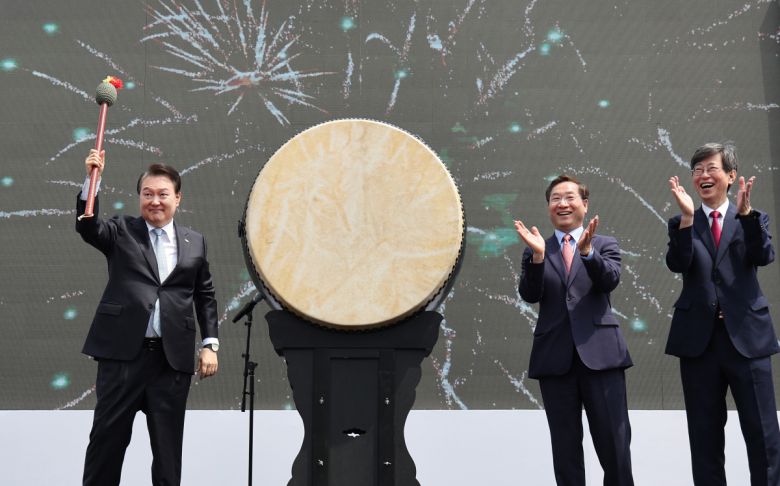 윤석열 대통령이 5일 인천 송도 센트럴파크 UN광장에서 열린 재외동포청 개청 기념행사에서 유정복 인천시장, 이기철 재외동포청장(오른쪽)과 함께 대형 북을 세번 치는 퍼포먼스를 하고 있다.