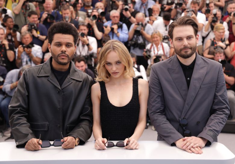 지난달 23일(현지시간) 프랑스 남부 칸에서 열린 제76회 칸 국제영화제 ‘디 아이돌’ 상영회에 참석한 에이블 테스페이(왼쪽부터), 릴리 로즈 뎁, 샘 레빈슨. (AP/뉴시스)