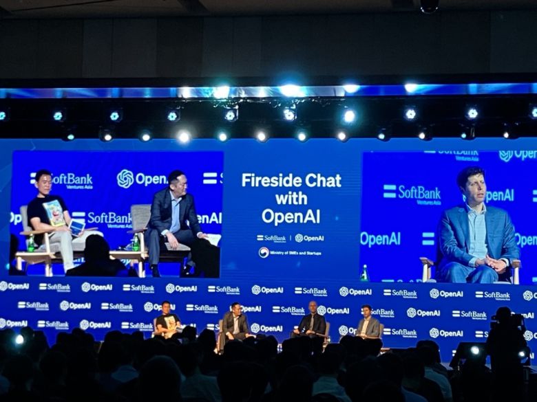 (왼쪽부터)조경현 뉴욕대 교수, 이준표 소프트뱅크벤처스 대표, 그렉 브로크먼 오픈AI 공동창업자, 샘 알트먼 오픈AI CEO가 '파이어사이드 챗 위드 오픈AI' 대담에 참석해 AI의 현재와 미래에 대한 의견을 공유했다.