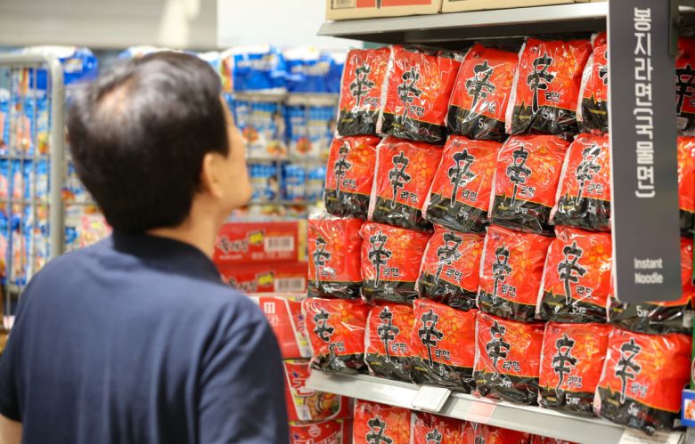5일 서울 시내 한 대형마트 라면 매대의 모습. (뉴시스)