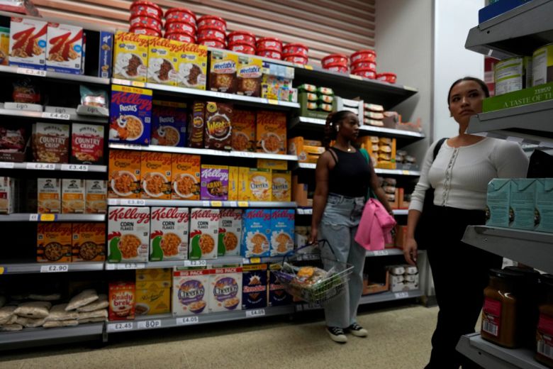 영국의 지난해 9월 소비자물가지수(CPI)가 10.1% 오르면서 40년 만에 최고 상승률을 기록했다. 전달(9.9%)은 물론 시장 예측(10.0%)를 웃돌면서 40년 만에 가장 높았던 지난해 7월과 같은 수치다. 사진은 지난해 8월 영국 런던의 한 슈퍼마켓. (AP/뉴시스)