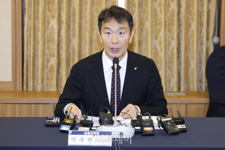 이복현 금융감독원장이 22일 오전 서울 중구 한국프레스센터에서 열린 '금융위원장-금융협회장 간담회'에서 모두발언을 하고 있다. 조현호 기자 hyunho@