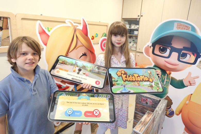 LG유플러스 모델이 생성형AI 기술을 탑재한 ‘키즈토피아’ 영어버전을 소개하고 있는 모습