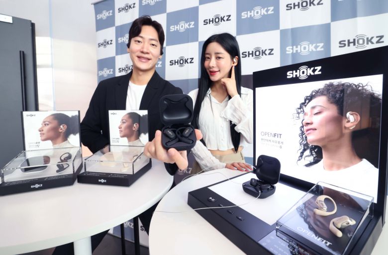 프리미엄 이어폰 브랜드 샥즈(SHOKZ)가 5일 서울 강남구 코엑스에서 무선 이어폰 ‘오픈핏(OpenFit)’ 출시행사를 갖고 있다. 공기전도 기술을 탑재한 오픈핏은 귀를 막지 않는 샥즈의 ‘오픈-이어’ 콘셉트를 유지한 이어버드로 들리는 소리에 집중하면서도 주변 상황을 인식할 수 있도록 설계됐으며, 사용자의 귀 형태에 맞춰 밀착되는 인체공학적 핏으로 장시간 착용에도 편안함을 선사한다. 신태현 기자 holjjak@