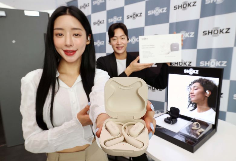 프리미엄 이어폰 브랜드 샥즈(SHOKZ)가 5일 서울 강남구 코엑스에서 무선 이어폰 ‘오픈핏(OpenFit)’ 출시행사를 갖고 있다. 공기전도 기술을 탑재한 오픈핏은 귀를 막지 않는 샥즈의 ‘오픈-이어’ 콘셉트를 유지한 이어버드로 들리는 소리에 집중하면서도 주변 상황을 인식할 수 있도록 설계됐으며, 사용자의 귀 형태에 맞춰 밀착되는 인체공학적 핏으로 장시간 착용에도 편안함을 선사한다. 신태현 기자 holjjak@