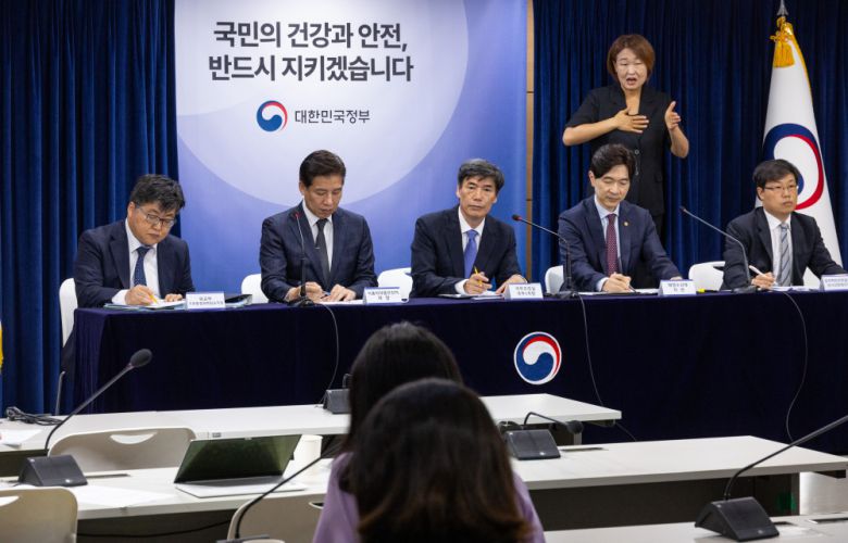 박구연 국무조정실 1차장(왼쪽 세 번째) 박성훈 해양수산부 차관(왼쪽 네 번째)이 6일 오전 서울 종로구 정부서울청사에서 열린 후쿠시마 원전 오염수 방류 관련 일일 브리핑에 참석해 취재진 질문을 듣고 있다.