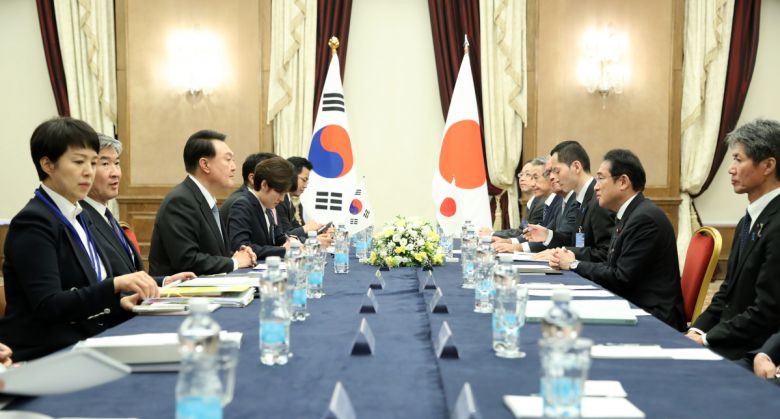 북대서양조약기구(NATO·나토) 정상회의 참석차 리투아니아를 방문 중인 윤석열 대통령이 12일 빌뉴스 한 호텔에서 기시다 후미오 일본 총리와 한일 정상회담을 하고 있다.