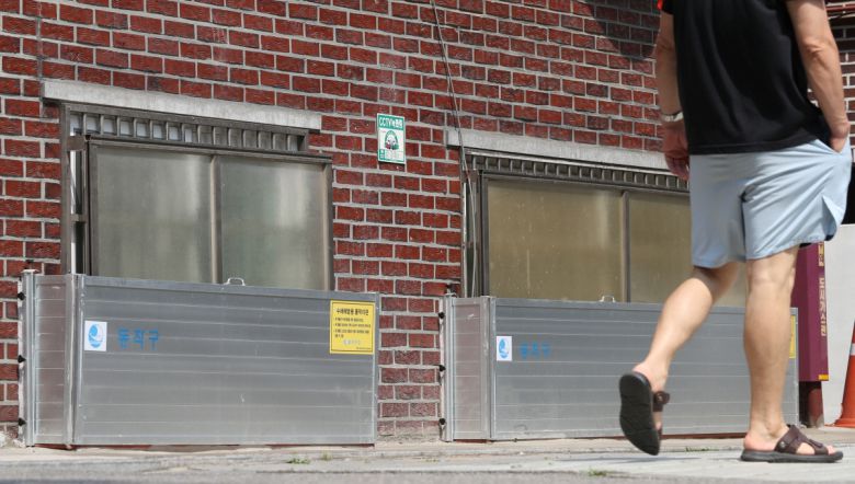 지난달 25일 오전 서울 동작구 한 다세대주택 반지하세대 창문에 수해 예방용 물막이판이 설치돼 있다. (뉴시스)