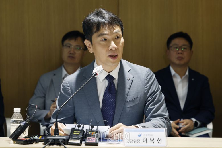 이복현 금융감독원장이 19일 오전 서울 중구 기업은행에서 열린 '취약차주 지원 활성화를 위한 중소기업·소상공인 간담회'에서 인사말을 하고 있다. 조현호 기자 hyunho@