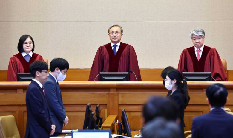올해 5월 9일 서울 종로구 재동 헌법재판소 대심판정에서 이상민 행정안전부 장관 탄핵 심판 사건 변론이 열리고 있다. 왼쪽부터 이은애 재판관, 유남석 헌법재판소장, 주심인 이종석 재판관.
