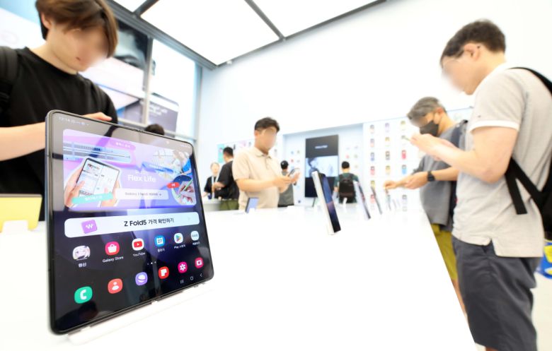 27일 서울 서초구 삼성 강남에서 시민들이 삼성전자의 신제품 폴더블 스마트폰 '갤럭시 Z플립5'와 'Z폴드5' 등을 살펴보고 있다. 플립5와 폴드5는 ‘플렉스 힌지’가 적용돼 화면 주름이 최소화됐고 디스플레이 사이에 틈이 없어졌다. 플립5는 외부 화면이 전 제품보다 2배 정도 커졌으며, 폴드5는 전작보다 얇고 가벼워진 것이 특징이다. 사전 판매는 내달 1∼7일이며, 공식 출시일은 11일이다. 신태현 기자 holjjak@
