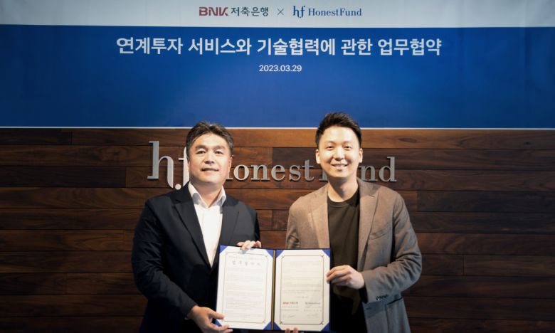 3월 29일 어니스트펀드 본사에서 진행된 업무협약식에서 서상훈 어니스트펀드 대표(오른쪽), 위장환 BNK 저축은행 디지털본부장(왼쪽)이 협약 체결 후 기념촬영을 하고 있다.