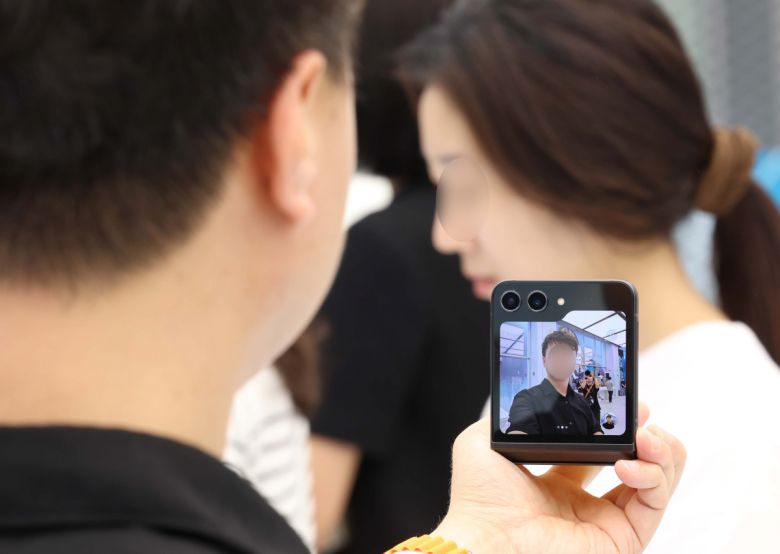 27일 서울 서초구 삼성 강남에서 시민들이 삼성전자의 신제품 폴더블 스마트폰 '갤럭시 Z플립5'와 'Z폴드5' 등을 살펴보고 있다.