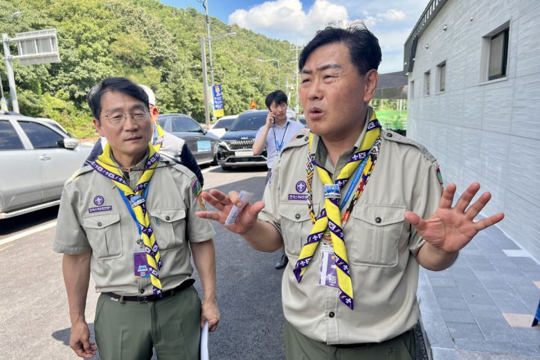 [부안=뉴시스] 박진희 기자 = 김관영 전북 도지사가 4일 전북 부안군 직소천에 마련된 새만금잼버리 영외 과정 활동장인 물놀이 체험장 시설 점검차 방문하여 만난 기자들에게 스카우트 대원들은 "밤마다 즐겁게 보내고 있다"고 상황을 설명하고 있다. 2023.08.04. pak7130@newsis.com