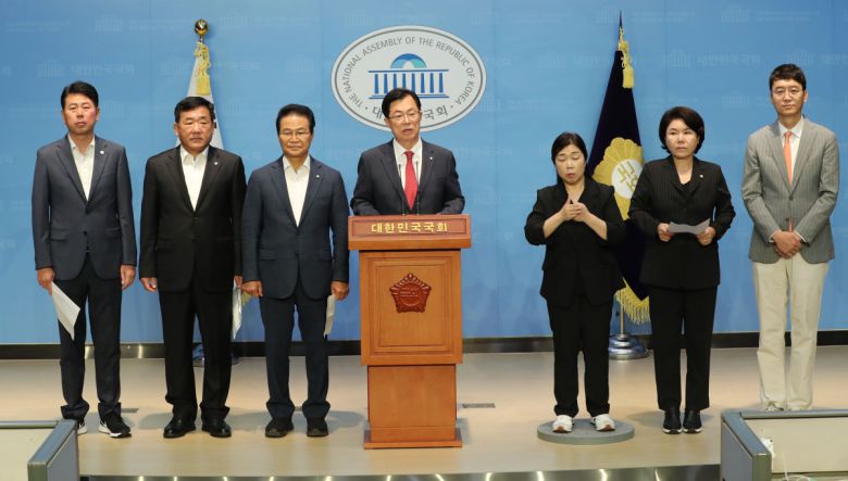 [서울=뉴시스] 전진환 기자 = 국회 행정안전위원회 국민의힘 간사인 이만희 의원이 16일 오전 서울 여의도 국회 소통관에서 열린 행안위 파행과 관련한 기자회견에서 발언하고 있다.  2023.08.16. amin2@newsis.com