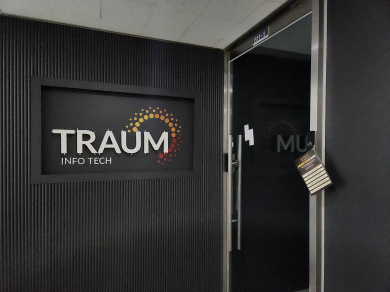 7월 6일 서울 강서구에 위치한 트라움인포테크 사무실이 닫혀있다. 사무실에는 내용 증명을 수령하라는 우편물 도착안내서와 광고지가 붙어있다.