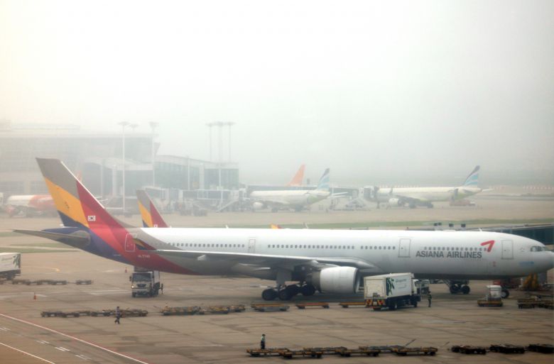 2020년 산업은행이 아시아나항공 매각과 관련해 대한항공과의 통합을 발표한지 2년 9개월에 접어들고 있다. 여전히 주요국 경쟁당국 승인을 대기 중인 가운데 일부 LCC에게 수요를 빼앗기고 있다. 사진은 인천국제공항 제1터미널에 계류 중인 아시아나항공 여객기.