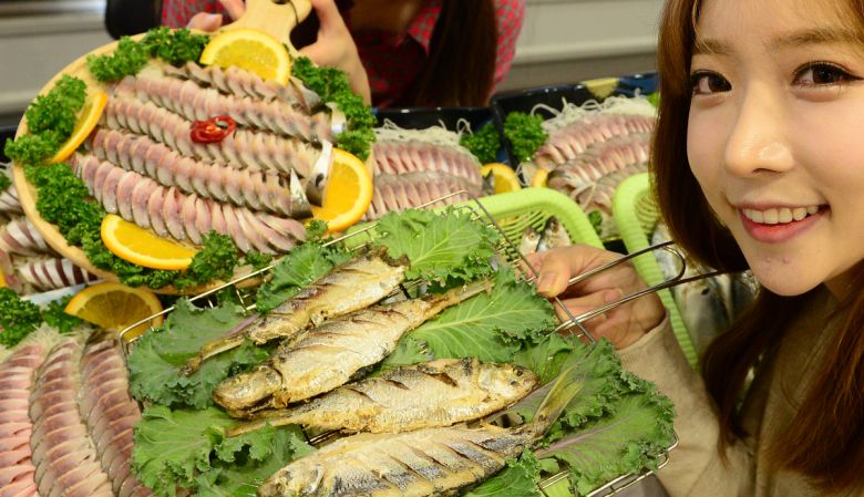 서울 중구 롯데마트 서울역점에서 모델들이 제철을 맞이한 가을 전어를 선보이고 있다.