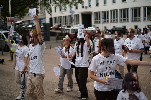 2일(현지시간) 독일 카셀중앙역 앞에서 카셀대 학생들과 시민들이 소녀상 가면을 쓴 채 빼앗긴 평화의 소녀상을 되착기 위한 게릴라 퍼포먼스를 펼치고 있다. (연합뉴스)